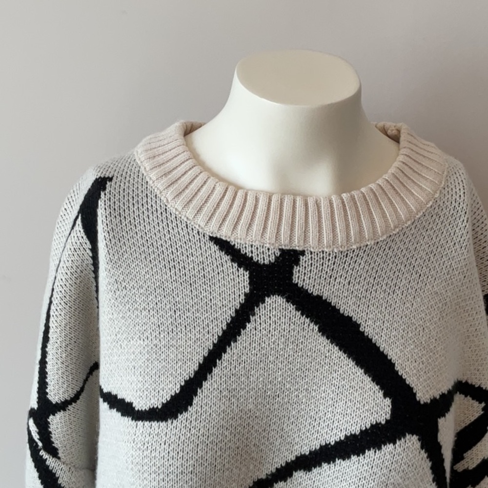 Le Lis Oversized Abstract Pattern Sweater - Picture 5 of 11